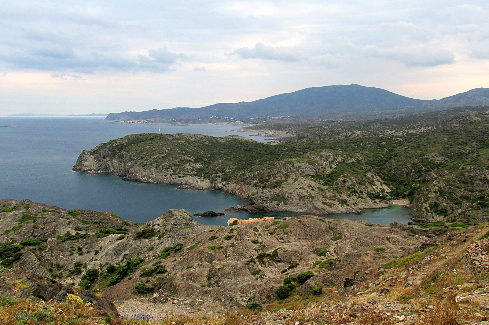 Cap de Creus shows the rocky Mediterranean landscape beyond Cadaqués. Photo: César J. Pollo, Wikimedia Commons, CC BY-SA 4.0