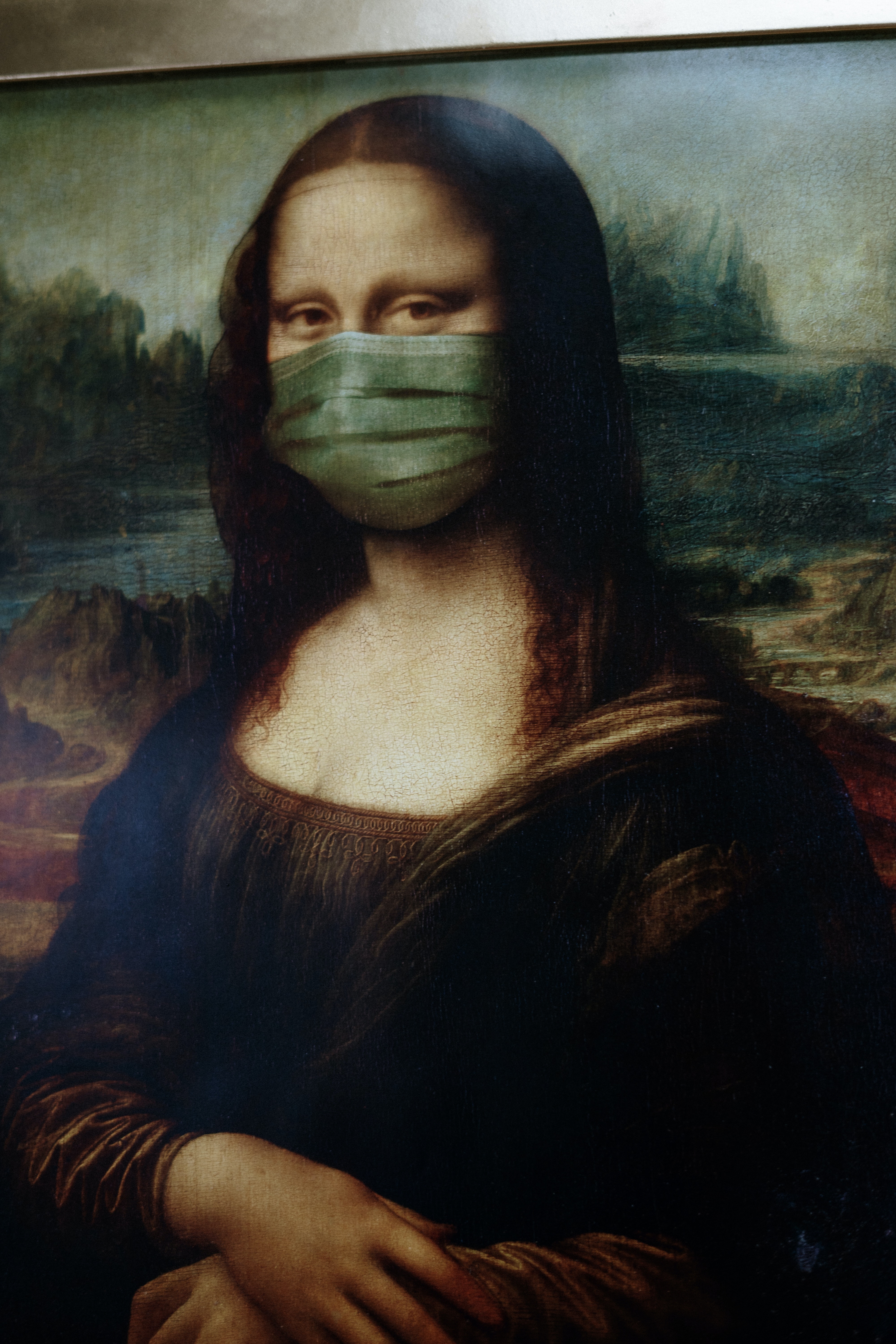 Mona Lisa painting wearing a medical mask.