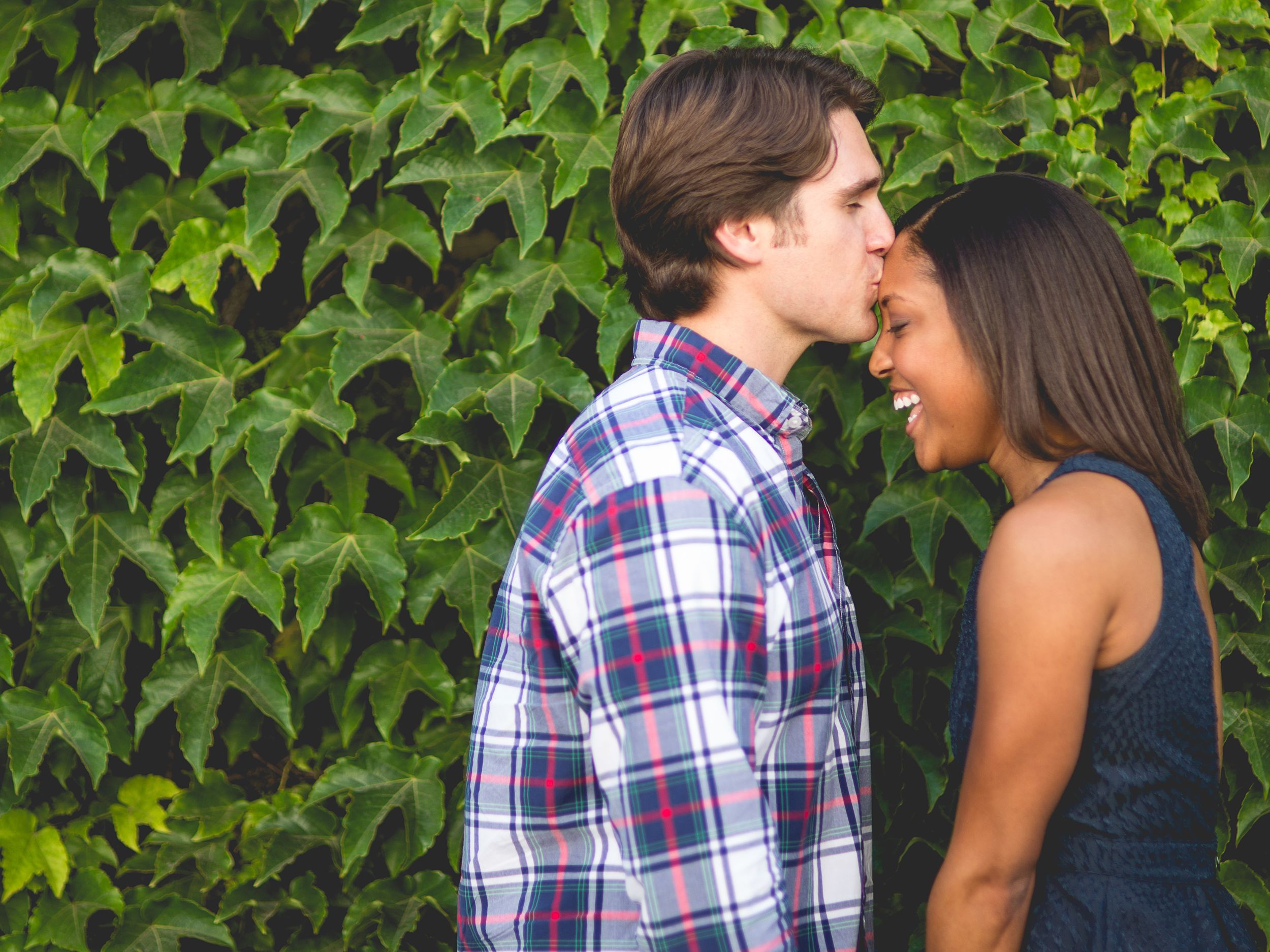 icon of an engagement ring with a sparkling diamond