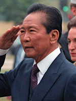 derivative work: Bluemask (talk)Ferdinand_Marcos_and_George_Shultz_DA-SC-84-05877.JPEG: Spec. 4 Dino Bartomucci, CC BY-SA 3.0 <https://creativecommons.org/licenses/by-sa/3.0>, via Wikimedia Commons Ferdinand Marcos
