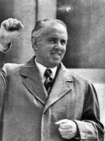 Forrásjelölés Hasonló, CC BY-SA 3.0 <https://creativecommons.org/licenses/by-sa/3.0>, via Wikimedia Commons Enver Hoxha
