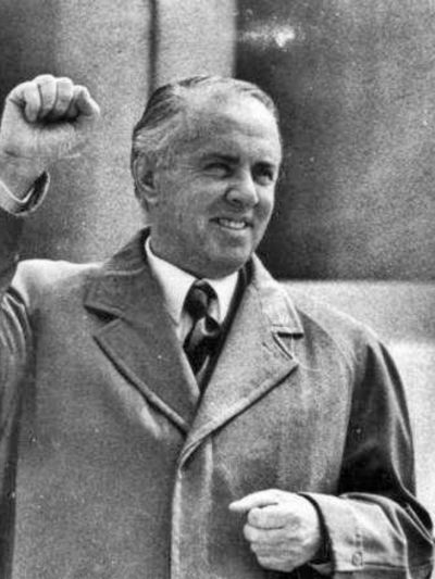 Forrásjelölés Hasonló, CC BY-SA 3.0 <https://creativecommons.org/licenses/by-sa/3.0>, via Wikimedia Commons Enver Hoxha