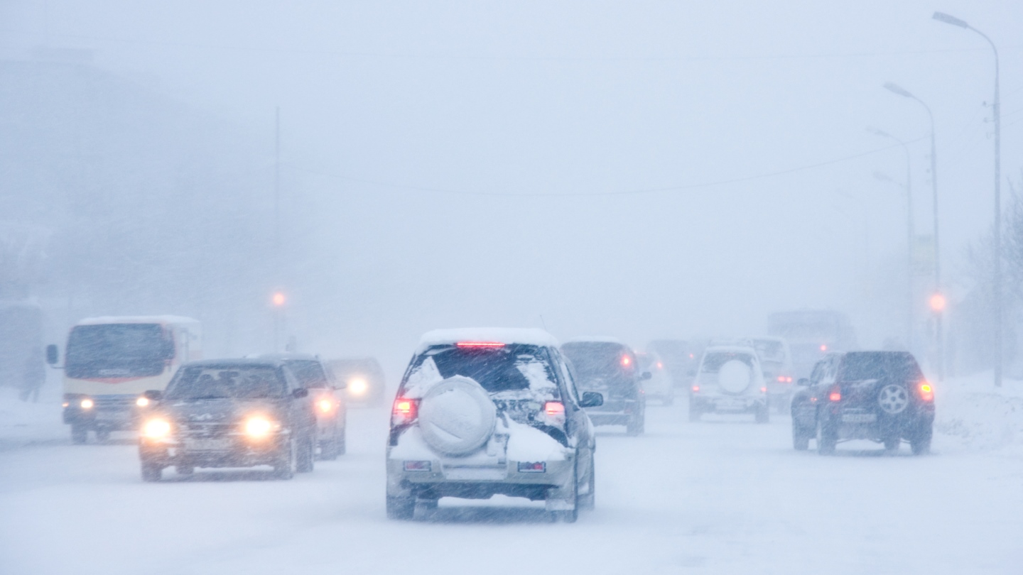 Снег 5 декабря. МЧС снегопад. Сильный снег на дорогах. Снегопад для водителей. Езда в метель на автомобиле зимой.
