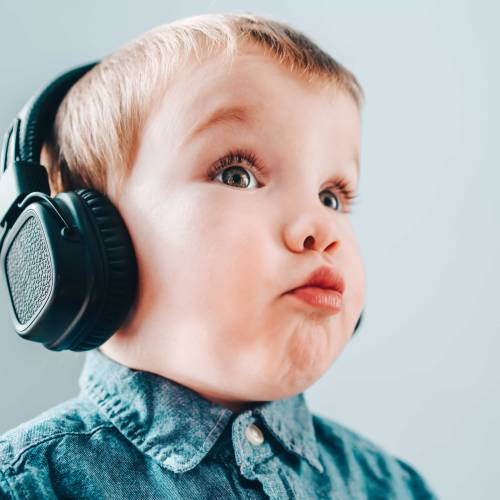 Kind mit Kopfhörern