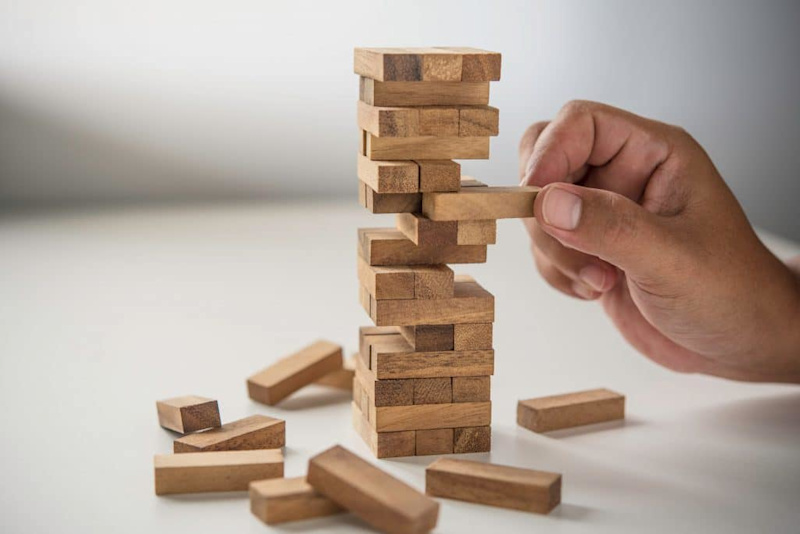 Agile project management benefits include reduced risk and faster ROI.