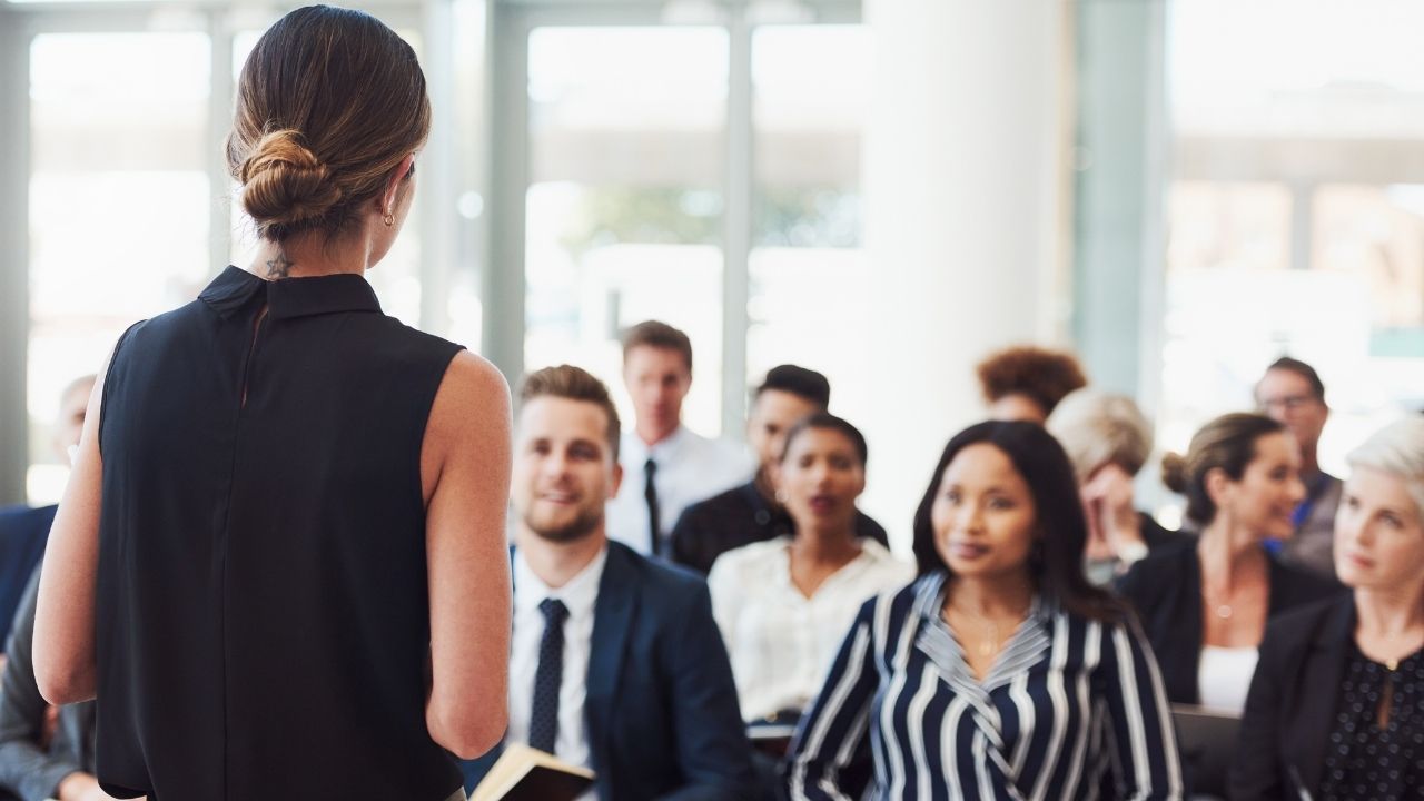 Why more L&D and HR teams are choosing in-house IT training (vs public courses)