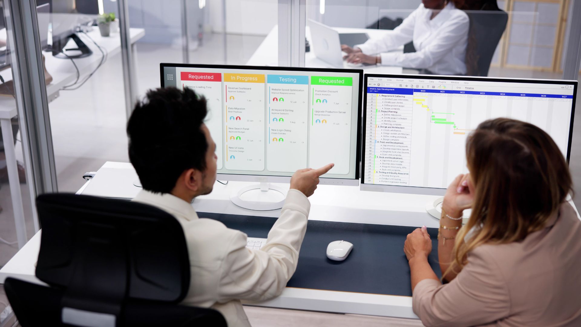 People in the office discussing a Kanban board - PRINCE2 in Agile Environments Flexible Project Management through Training