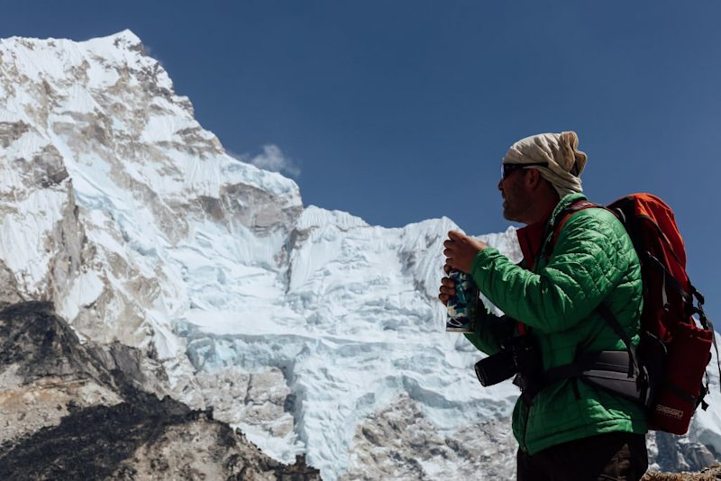 Drinking water helps to alleviate high altitude symptoms