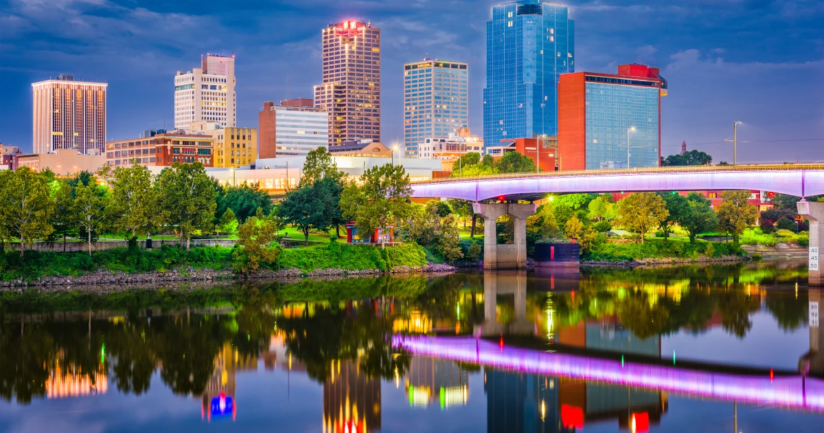 Little Rock, Arkansas, USA skyline on the river at twilightw