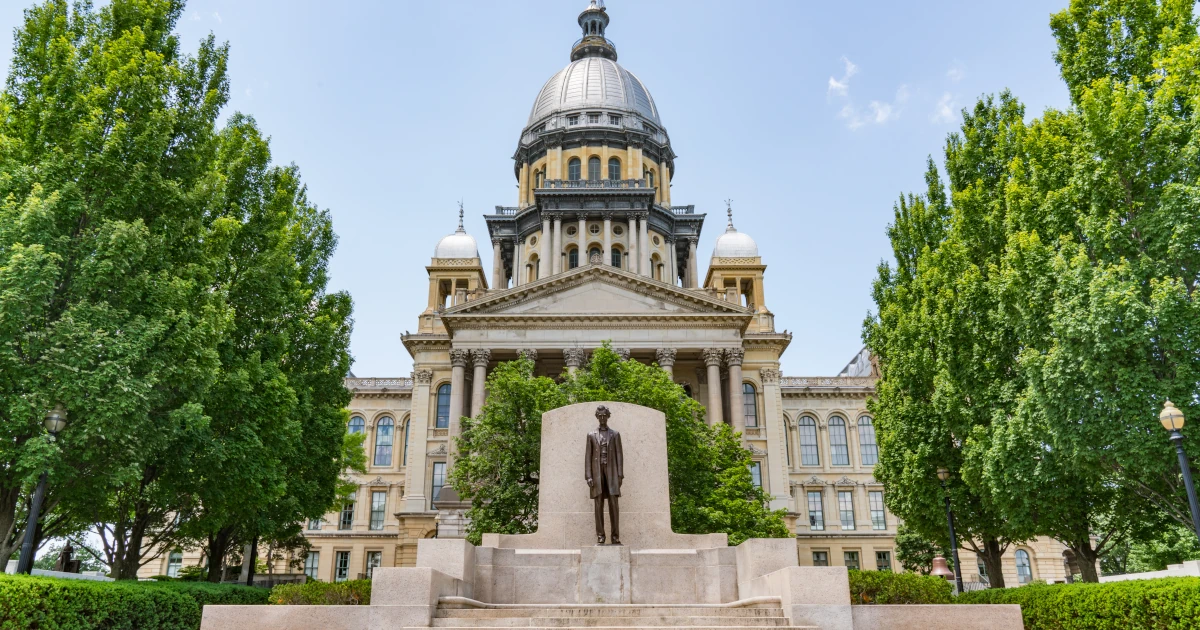 Abraham Lincoln statue in front of the Illinois State Capital Building