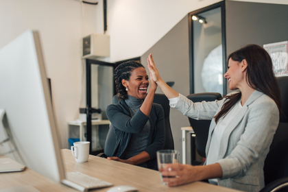 4 Signs of Great Workplaces for Women (and 4 Red Flags to Watch For)
