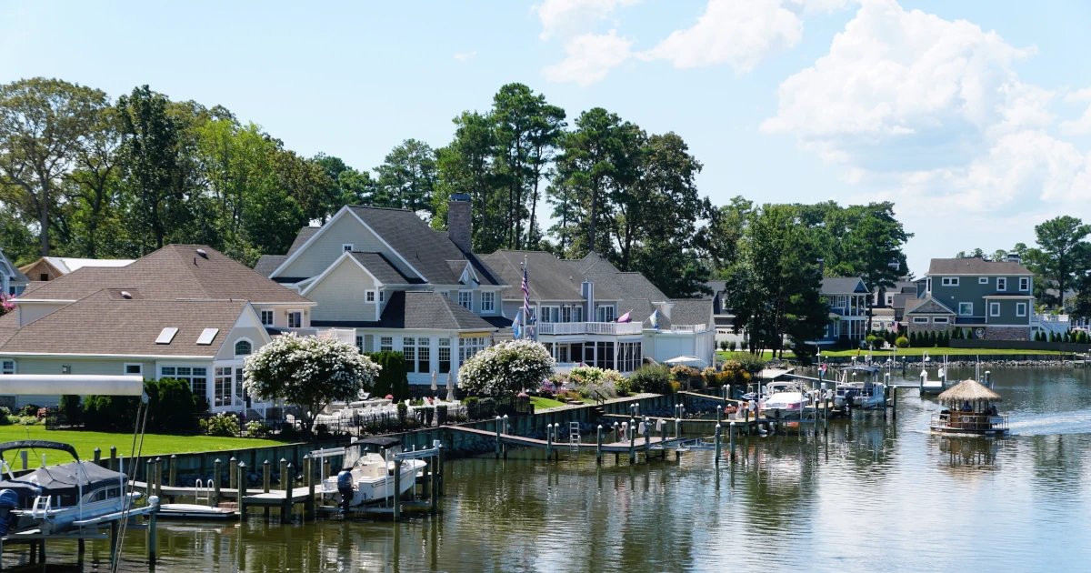 Luxury waterfront homes by the bay in the summer in Delaware
