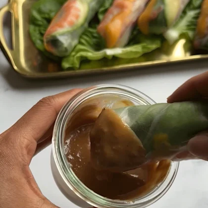 Rouleaux de printemps aux crevettes, légumes croquants et herbes fraîches, servis avec sauce cacahuète – recette bio NATURALIA