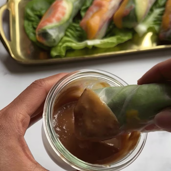 Rouleaux de printemps aux crevettes, légumes croquants et herbes fraîches, servis avec sauce cacahuète – recette bio NATURALIA