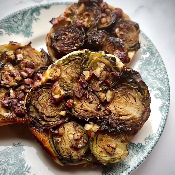 Tartelettes bio aux choux de Bruxelles rôtis et lard fumé, sur pâte brisée croustillante – recette NATURALIA