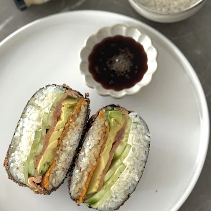 Sushi burger bio au saumon, avocat, concombre et fromage frais, enrobé d’algue nori et riz pané – recette NATURALIA
