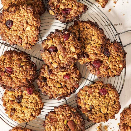 Cookies healthy maison aux flocons d’avoine, graines, fruits secs, purée de noisettes et sirop d’érable – recette bio NATURALIA