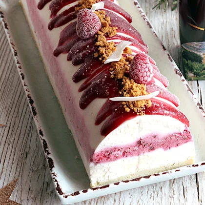 Bûche coco et fruits rouges