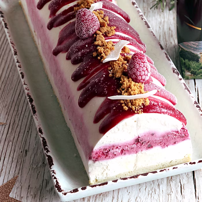 Bûche coco et fruits rouges