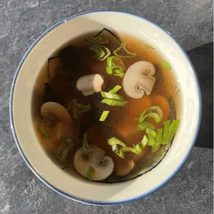 Bol de soupe miso traditionnelle japonaise avec tofu, champignons, wakame et oignon nouveau