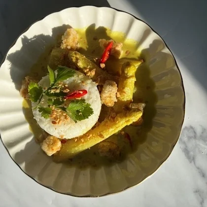 Curry bio aux asperges vertes et tofu croustillant, servi avec riz jasmin, coriandre et cacahuètes – recette NATURALIA