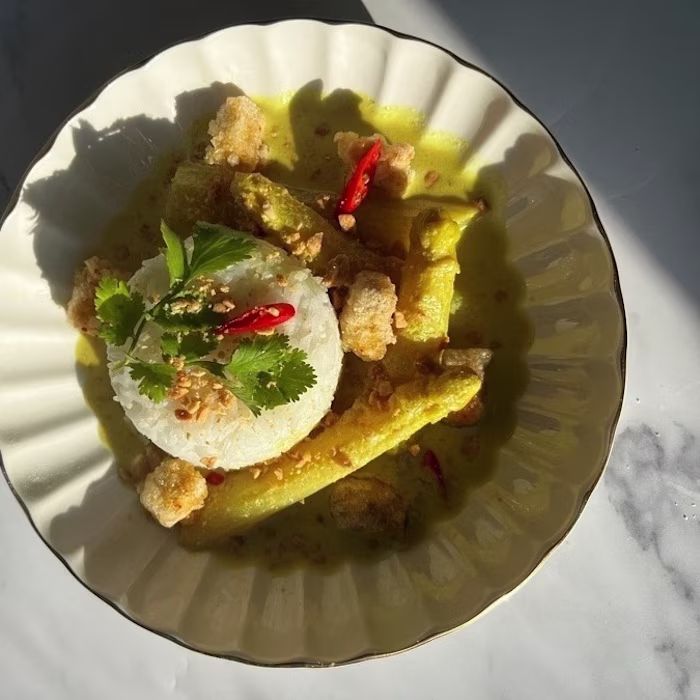 Curry bio aux asperges vertes et tofu croustillant, servi avec riz jasmin, coriandre et cacahuètes – recette NATURALIA