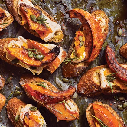 Crostini d'automne au fauxmage & courge rôtie