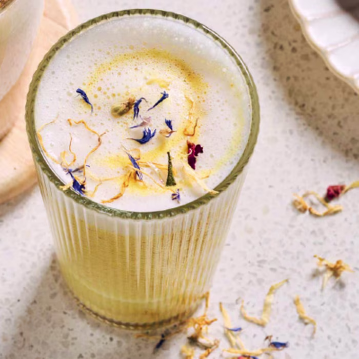 Golden latte dans un verre