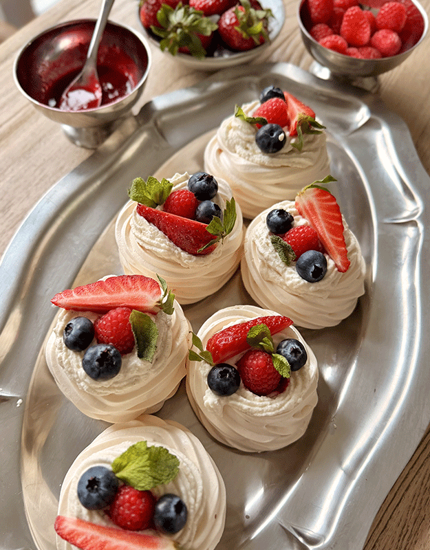 Pavlovas individuelles aux fruits rouges, chantilly à la vanille, framboises, fraises et myrtilles – recette NATURALIA