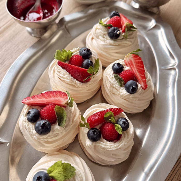 Pavlovas individuelles aux fruits rouges, chantilly à la vanille, framboises, fraises et myrtilles – recette NATURALIA