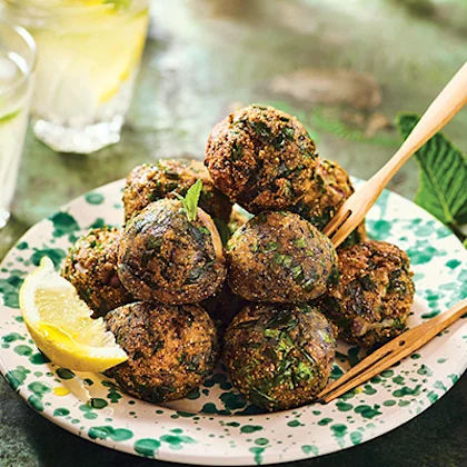 Falafels végétariens croustillants servis avec une sauce au yaourt crémeuse et herbes fraîches