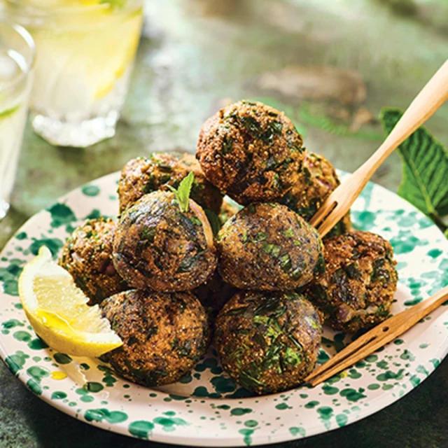 Falafels végétariens croustillants servis avec une sauce au yaourt crémeuse et herbes fraîches