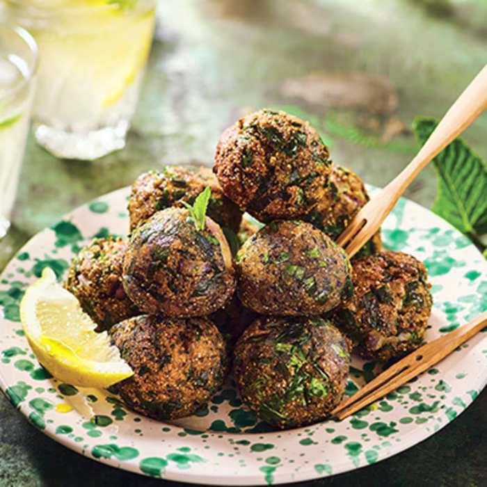 Falafels végétariens croustillants servis avec une sauce au yaourt crémeuse et herbes fraîches