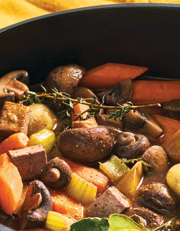 Tofu façon bourguignon mijoté avec légumes et champignons dans une sauce riche et parfumée
