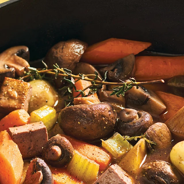 Tofu façon bourguignon mijoté avec légumes et champignons dans une sauce riche et parfumée