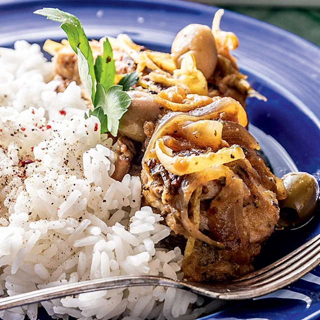 Poulet Yassa sénégalais aux oignons fondants, olives vertes et citron, servi avec du riz blanc – recette NATURALIA