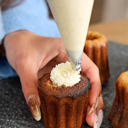 Cannelés maison dorés, parfumés à la vanille et au rhum, au cœur fondant – recette bio NATURALIA