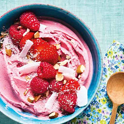 Bol de nice cream à base de banane et de fraises