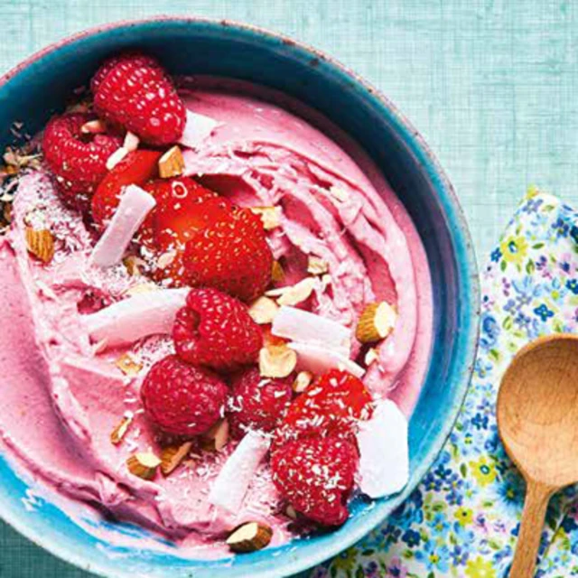 Bol de nice cream à base de banane et de fraises