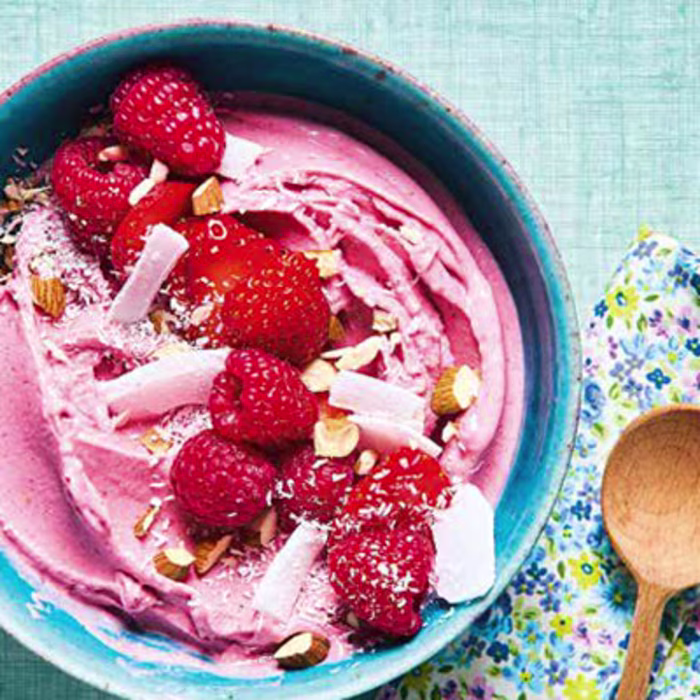 Bol de nice cream à base de banane et de fraises