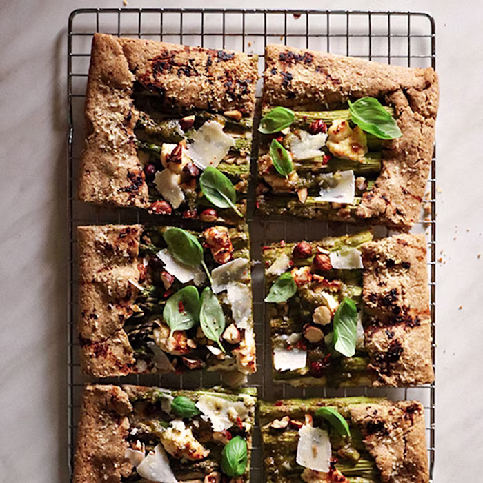 Recette de tarte aux asperges, pesto aux noisettes