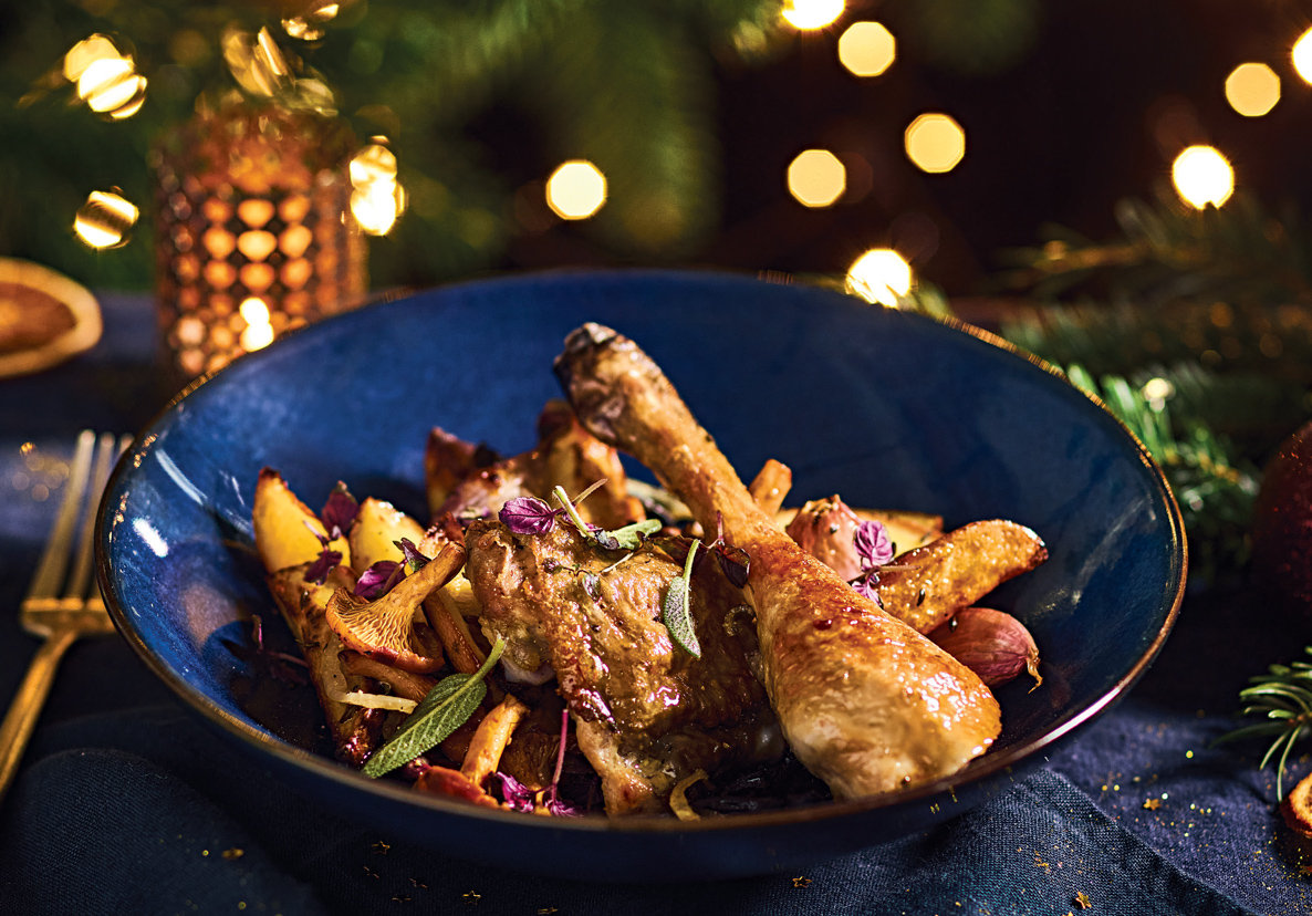 Cuisses de poulet rôti dorées au four servies dans une assiette avec herbes aromatiques