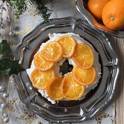 Chiffon cake à l’orange garni de chantilly mascarpone et de tranches d’orange confites