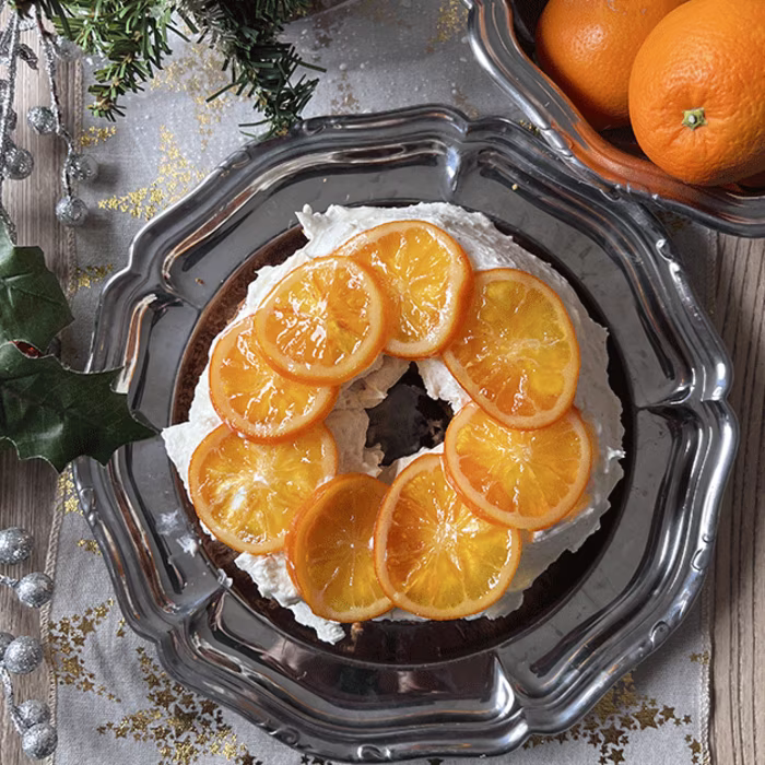 Chiffon cake à l’orange garni de chantilly mascarpone et de tranches d’orange confites