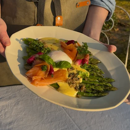 Assiette d’asperges vertes avec sauce hollandaise, œuf poché, saumon fumé, radis et herbes fraîches – recette bio NATURALIA