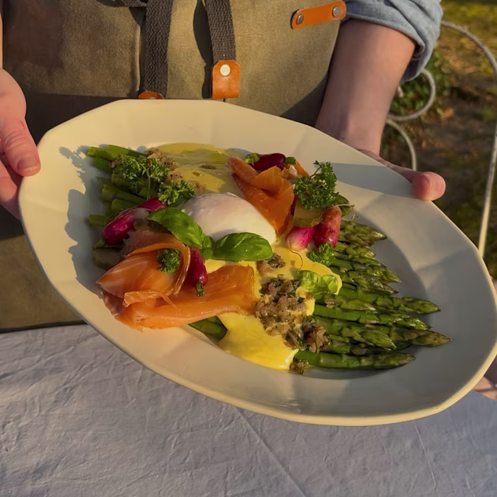 Assiette d’asperges vertes avec sauce hollandaise, œuf poché, saumon fumé, radis et herbes fraîches – recette bio NATURALIA