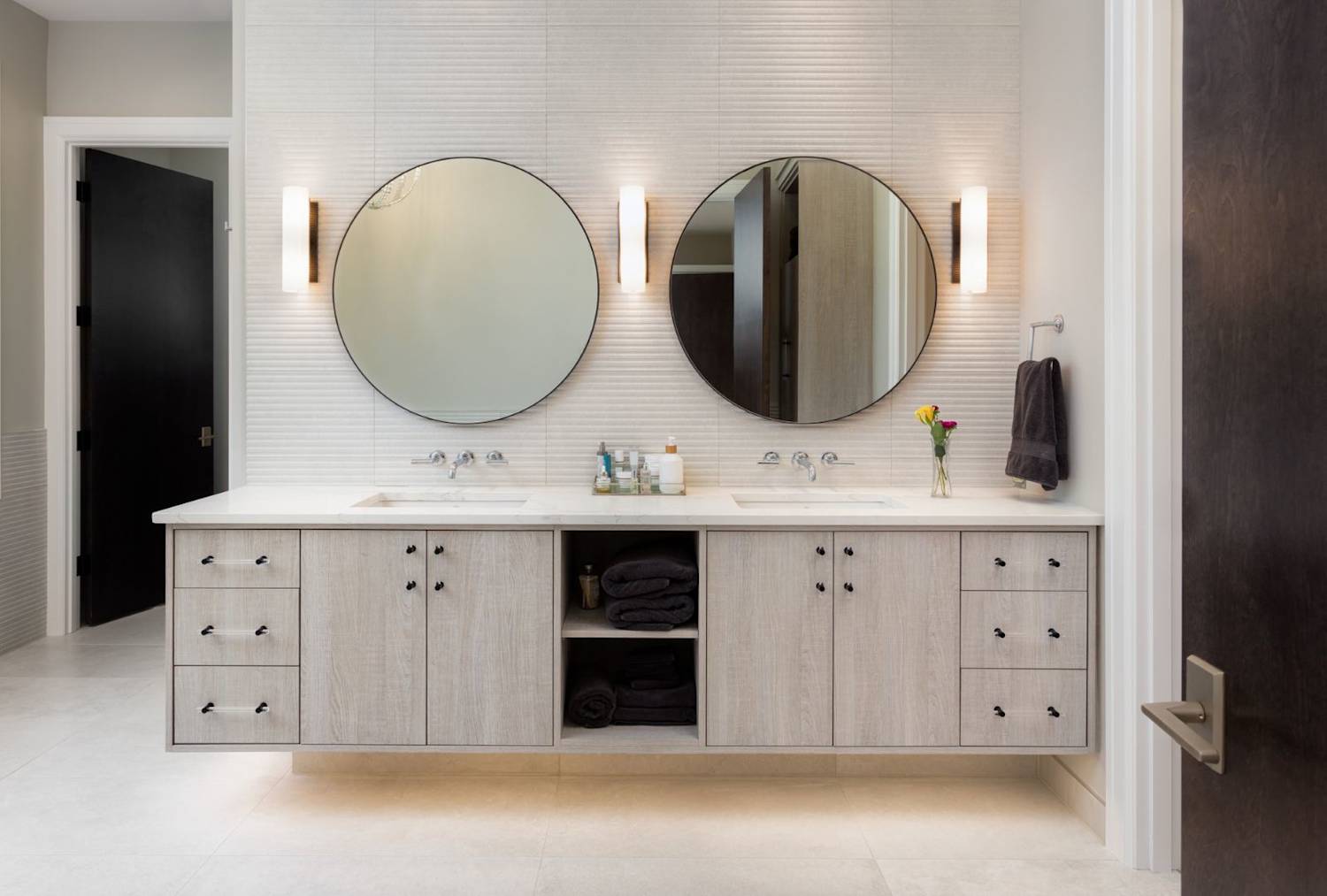 How to Choose the Right Vanity Lights for Your Bathroom