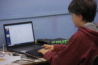 A Scout is using an IRC chat, Scoutlink, to communicate with other Scouts during Jamboree on the Internet.