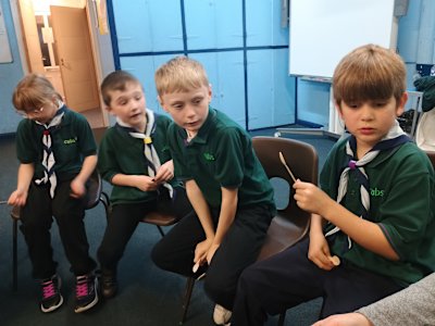 "Hold on, whose spoon is this?" Cubs try to work out which way to swap spoons to get them back to their owner.