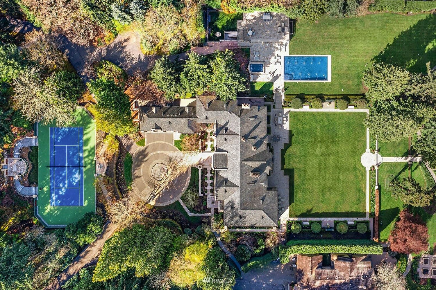 Sky view of the entire property showcasing its perks. 